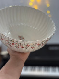 کاسه سرامیکی دستساز طرح شقایق قطر ۲۵ سانتیمتر، نقاشی شده با دست و مزین به لاستر طلا