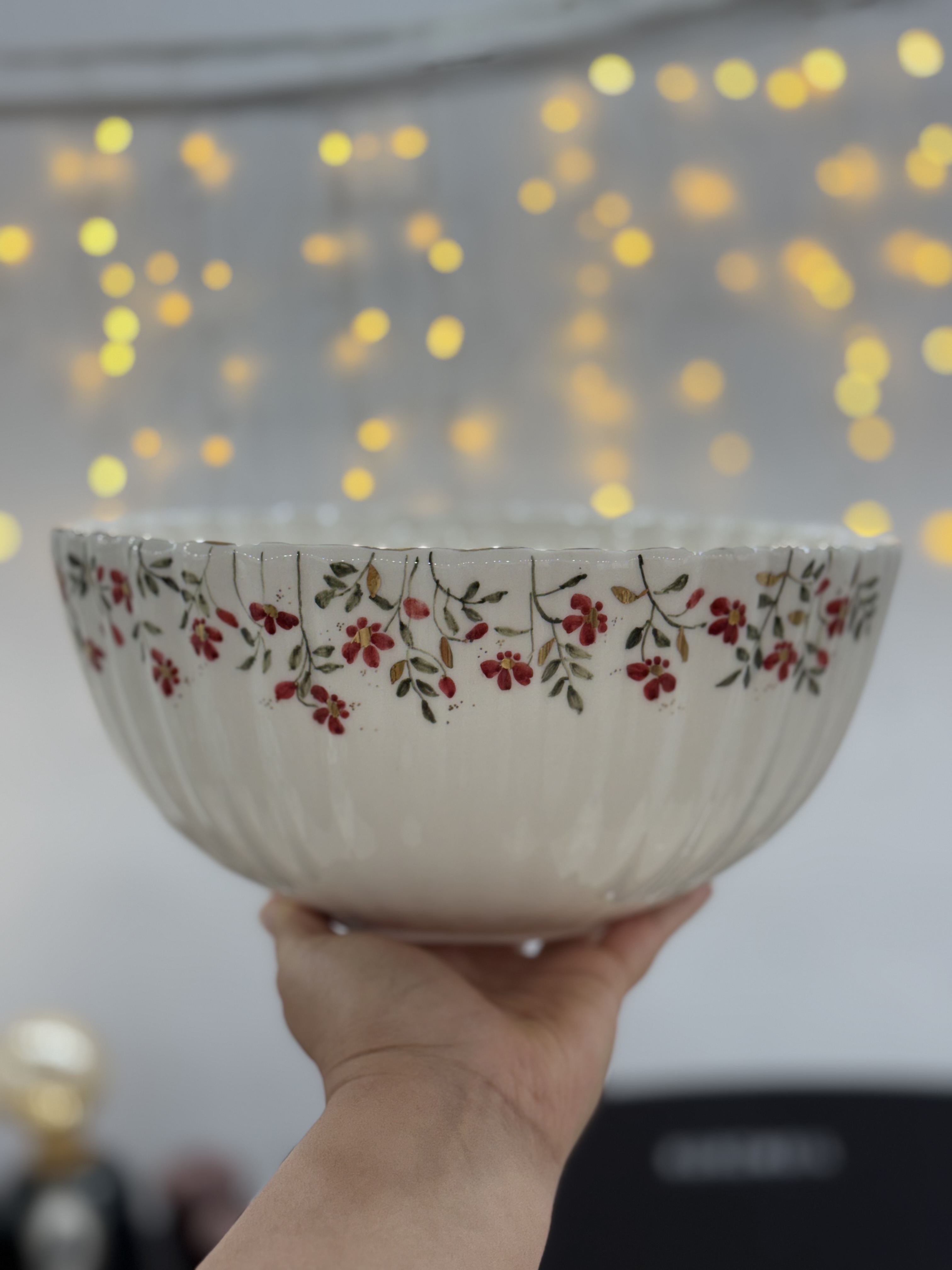 کاسه سرامیکی دست‌ساز طرح شقایق قطر ۲۵ سانتی‌متر، نقاشی شده با دست و مزین به لاستر طلا