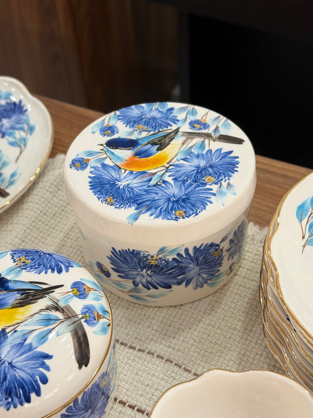 سرویس پذیرایی سرامیک دستساز با طرح نیلا و مزین به لاستر طلا