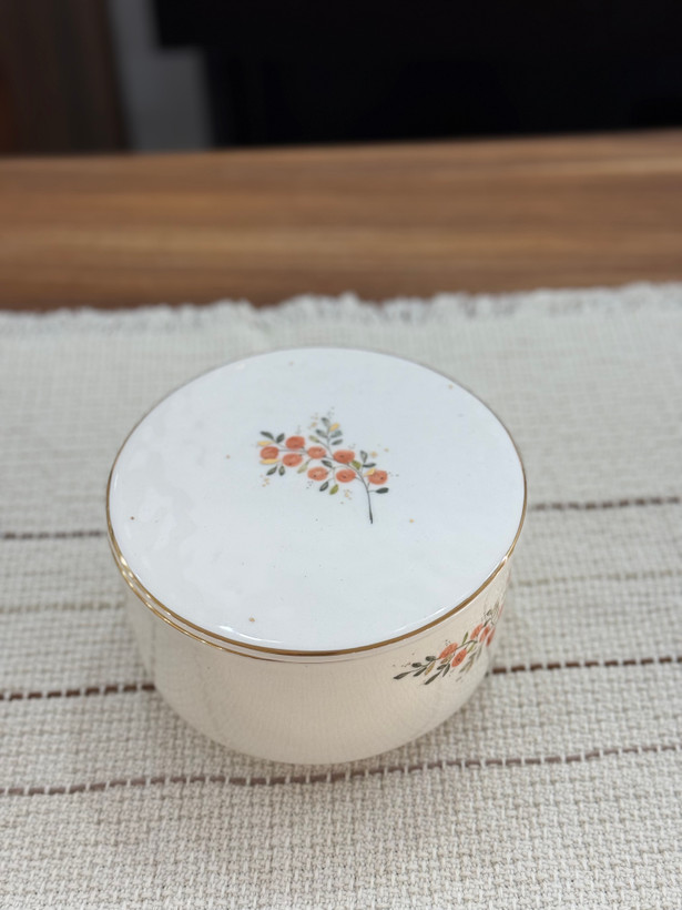 شکلاتخوری کوچک سرامیکی دستساز طرح نارنج، نقاشی شده با دست و مزین به لاستر طلا